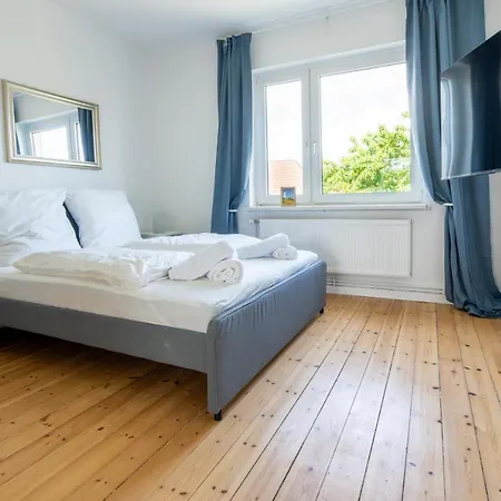 2 Ferienwohnung Am Hafen Apartment *